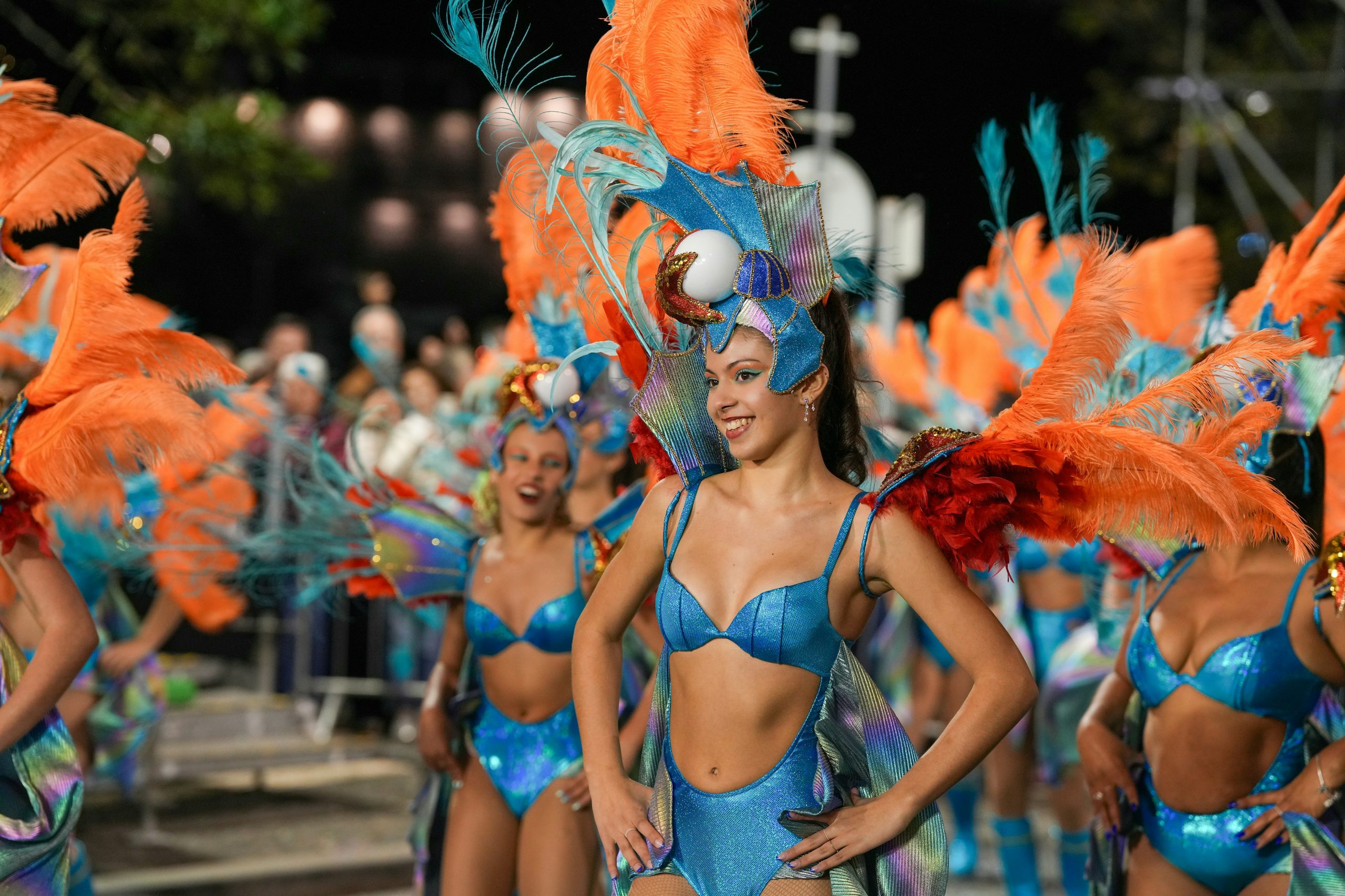 Masques et costumes colorés lors du grand défilé du Carnaval, illustrant les traditions antillaises festives.